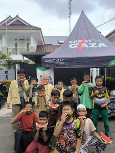 Sambut Kesepakatan Gencatan Senjata, Zakat in Gaza Bagikan Satu Ton Semangka