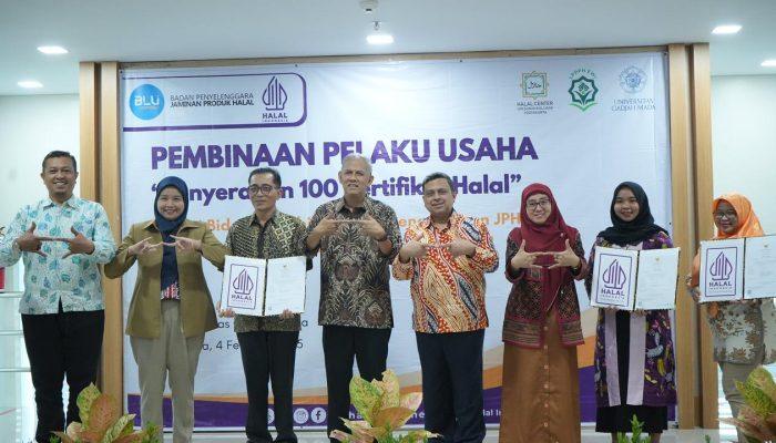 Bersama Wamenkeu, Kepala BPJPH Serahkan 100 Sertifikat Halal ke Pelaku Usaha di UGM