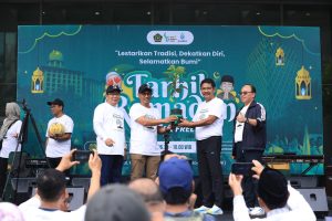 Ajak Warga Cinta Lingkungan, Kemenag Bagikan Al-Qur’an dan Bibit Pohon Gratis