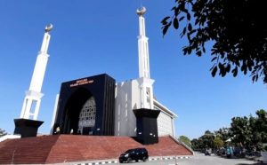 Pasangan Suami Istri ini Diwisuda dari Program Doktor UAD Bersamaan