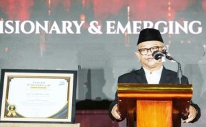Keteladanan dan Kepemimpinan Abdul Mu’ti Diganjar Penghargaan The Visionary & Emerging Leadership Elshinta Award 2025