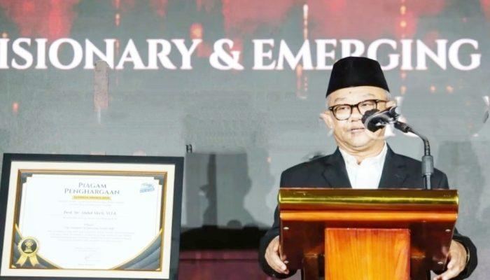 Keteladanan dan Kepemimpinan Abdul Mu’ti Diganjar Penghargaan The Visionary & Emerging Leadership Elshinta Award 2025