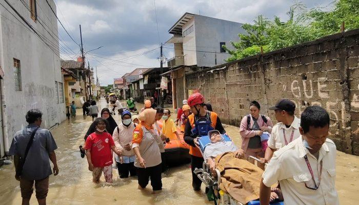 Rumah Zakat Kirim Relawan untuk Evakuasi Warga Terdampak Banjir Jabodetabek
