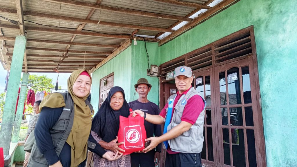 ARM HA-IPB Salurkan 110 Paket Bantuan Kemanusiaan untuk Penyintas Banjir di Bekasi