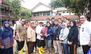 Mendikdasmen Tinjau Sekolah Pascabanjir Bekasi, Salurkan Bantuan untuk Pemulihan Pendidikan