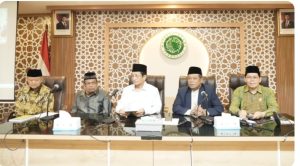 Menag Nasaruddin Umar Silaturahim ke MUI, Serahkan Bantuan Rp 3 Miliar