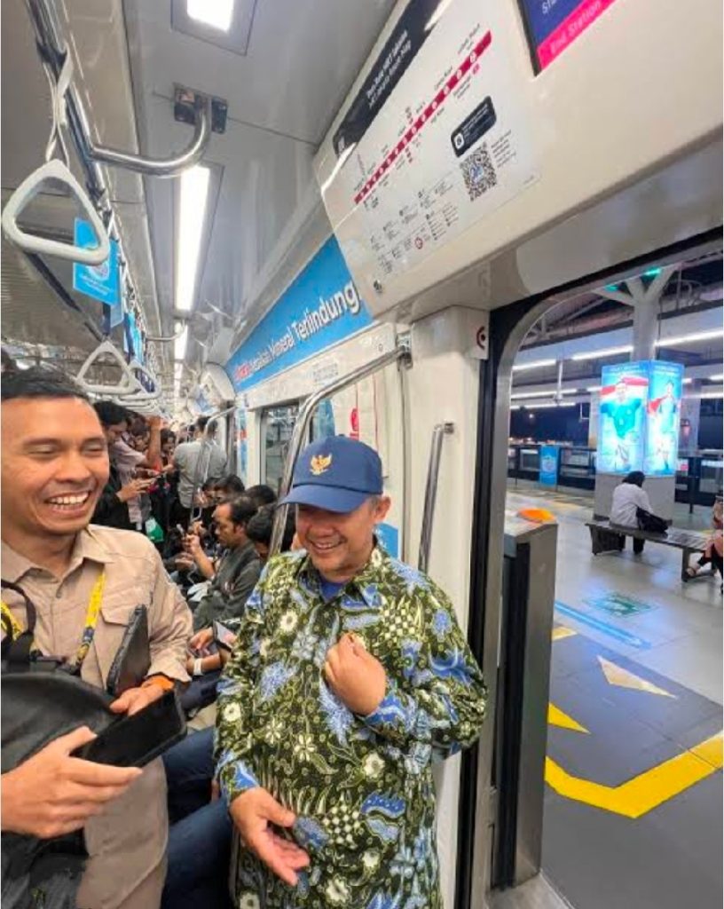 Bagikan Momen Naik Transportasi Umum, Menteri Abdul Mu’ti : Tak Masalah, Sepanjang Aman dan Nyaman