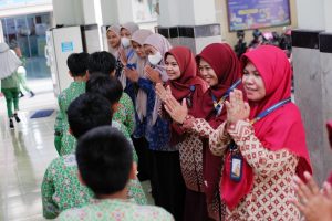 Meriah! Halalbihalal SD Muhammadiyah PK Kottabarat Solo Hadirkan Dua Pendongeng