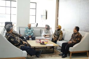 Penyaluran Zakat Perusahaan PT Capital Life Syariah (Calisa) bersama BAZNAS dan FEM IPB dalam Program Kegiatan FEM IPB CARE