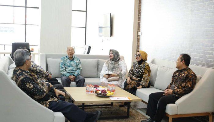 Penyaluran Zakat Perusahaan PT Capital Life Syariah (Calisa) bersama BAZNAS dan FEM IPB dalam Program Kegiatan FEM IPB CARE
