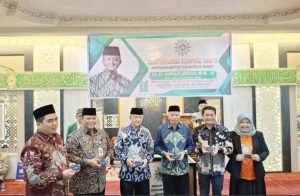 Bank Nagari Serahkan Nagari Card Saat Silaturahmi Syawal Muhammadiyah