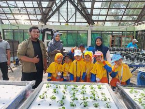 Murid Kelas I SD Muhammadiyah PK Solo Belajar Teknik Hidroponik