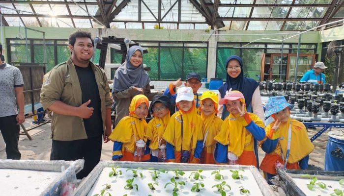 Murid Kelas I SD Muhammadiyah PK Solo Belajar Teknik Hidroponik
