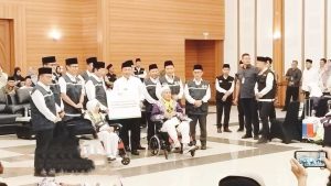 Ini Pesan Menag Saat Melepas Jemaah Haji 2025 Kloter Pertama di Asrama Haji