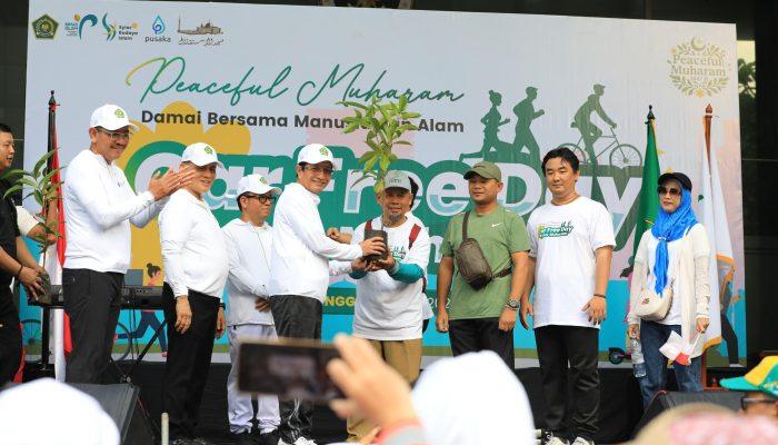 Menag Bagikan Bibit Pohon di CFD Syiar Muharam 1447 H, Gencarkan Ekoteologi