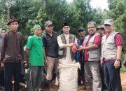 Penyintas Banjir di Cukang Paku, Sukabumi Terima Sapi Kurban dari ARM HA-IPB