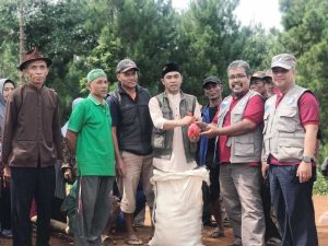 Penyintas Banjir di Cukang Paku, Sukabumi Terima Sapi Kurban dari ARM HA-IPB