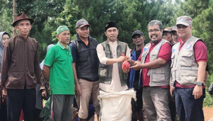 Penyintas Banjir di Cukang Paku, Sukabumi Terima Sapi Kurban dari ARM HA-IPB