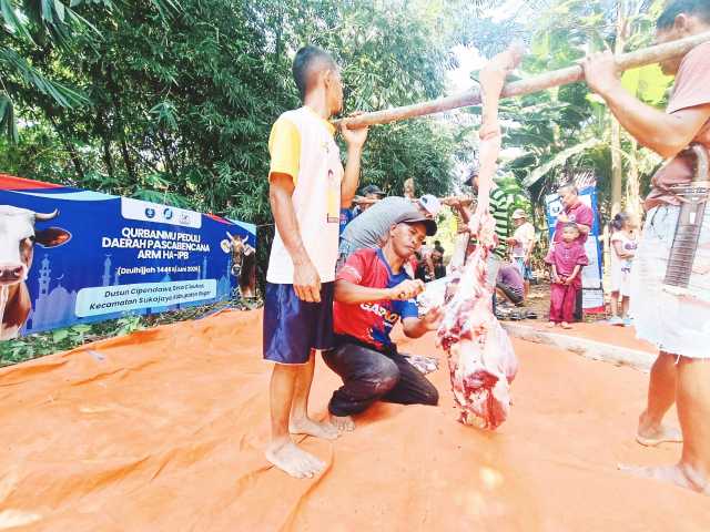 ARM HA-IPB Salurkan 245 Paket Kurban untuk Kampung Cipendawa, Sukajaya