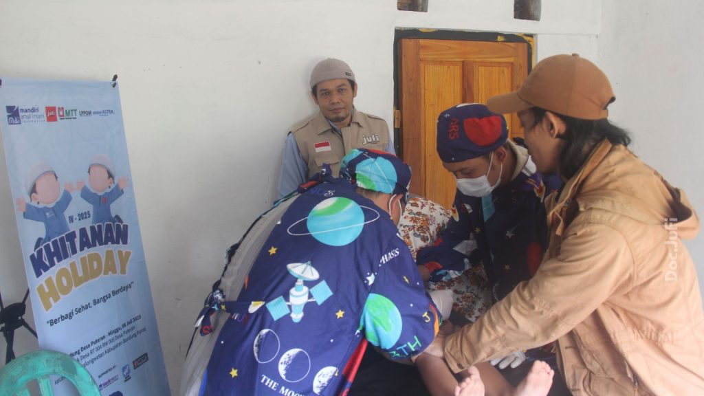 Jurnalis Filantropi Indonesia Gelar Khitan Holiday ke-4 di Desa Puteran Bandung Barat