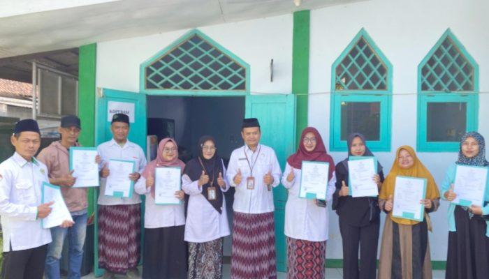 BPJPH Serahkan Sertifikat Halal kepada Pelaku UMKM di Tegal