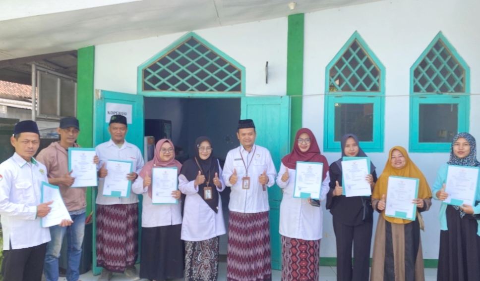 BPJPH Serahkan Sertifikat Halal kepada Pelaku UMKM di Tegal
