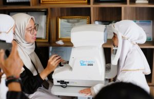 Peringati Hari Anak Nasional, Murid SD Muhammadiyah PK Solo Ikuti Edukasi dan Pemeriksaan Kesehatan Mata