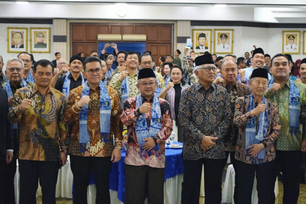 Mendikdasmen Abdul Mu’ti Terima Penghargaan “75 Tokoh Pamomong Jawa Tengah” dari Suara Merdeka Network