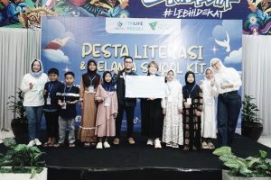 Dompet Dhuafa dan Tokio Marine Life Peduli Ajak Penyintas Kebakaran Manggarai Belanja Perlengkapan Sekolah