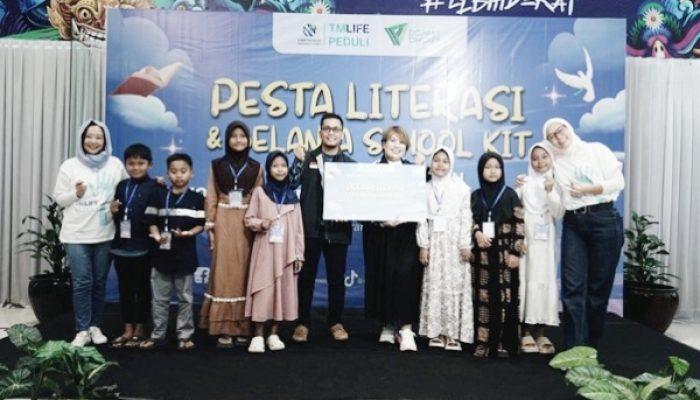 Dompet Dhuafa dan Tokio Marine Life Peduli Ajak Penyintas Kebakaran Manggarai Belanja Perlengkapan Sekolah