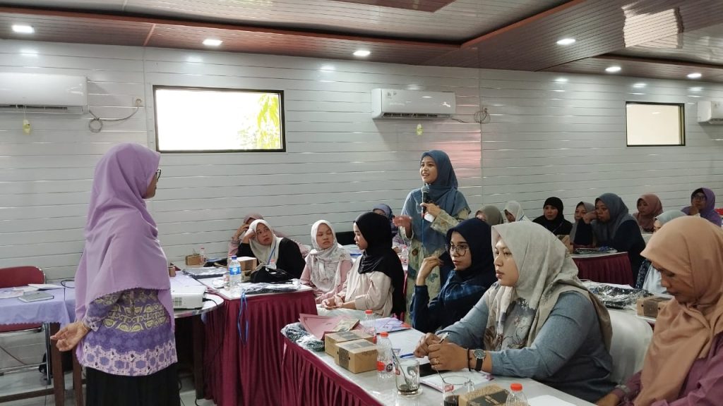 Salimah Kudus Gelar Pelatihan Kewirausahaan dan Serahkan Sertifikat Halal