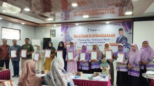 Halal Center Salimah Serahkan Sertifikat Halal BPJPH, Pelaku Usaha di Kudus Sangat Bersyukur