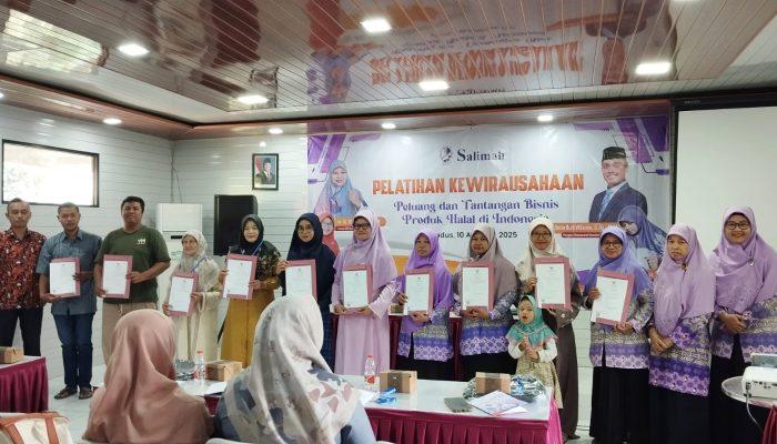 Halal Center Salimah Serahkan Sertifikat Halal BPJPH, Pelaku Usaha di Kudus Sangat Bersyukur