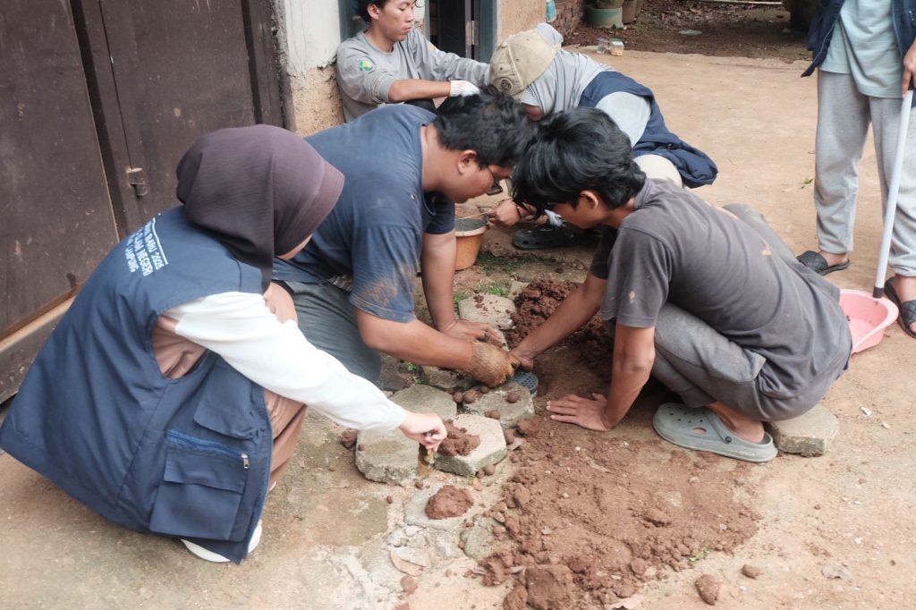 Mahasiswa UIN Raden Intan Lampung Edukasi Warga Kelurahan Susunan Baru Lewat Pembuatan Biopori