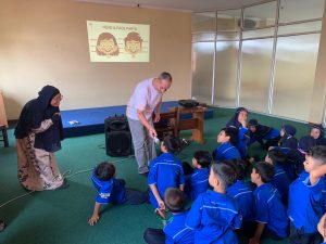 Murid Kelas II SD Muhammadiyah PK Solo Belajar Bersama Native Speaker