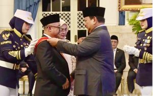 Mendikdasmen Abdul Mu’ti Terima Bintang Mahaputera Utama dari Presiden Prabowo