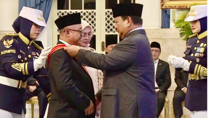 Mendikdasmen Abdul Mu’ti Terima Bintang Mahaputera Utama dari Presiden Prabowo
