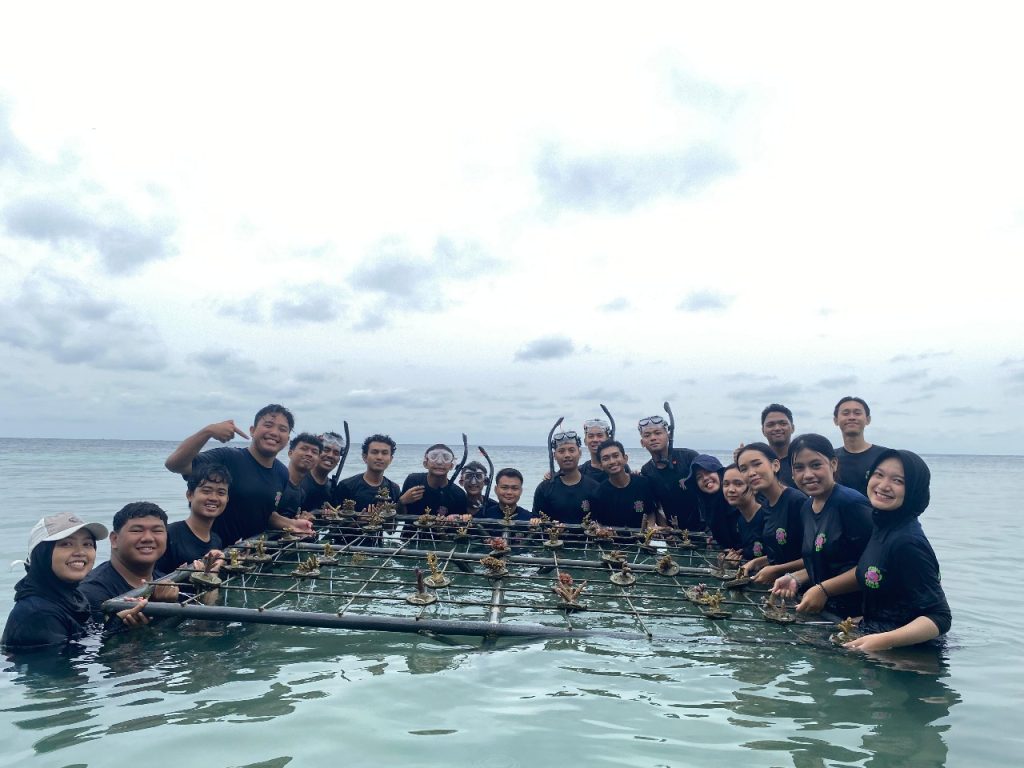 ARM HA-IPB Dukung BEM KM IPB Tanam Mangrove dan Bersih Lingkungan di Pulau Tidung