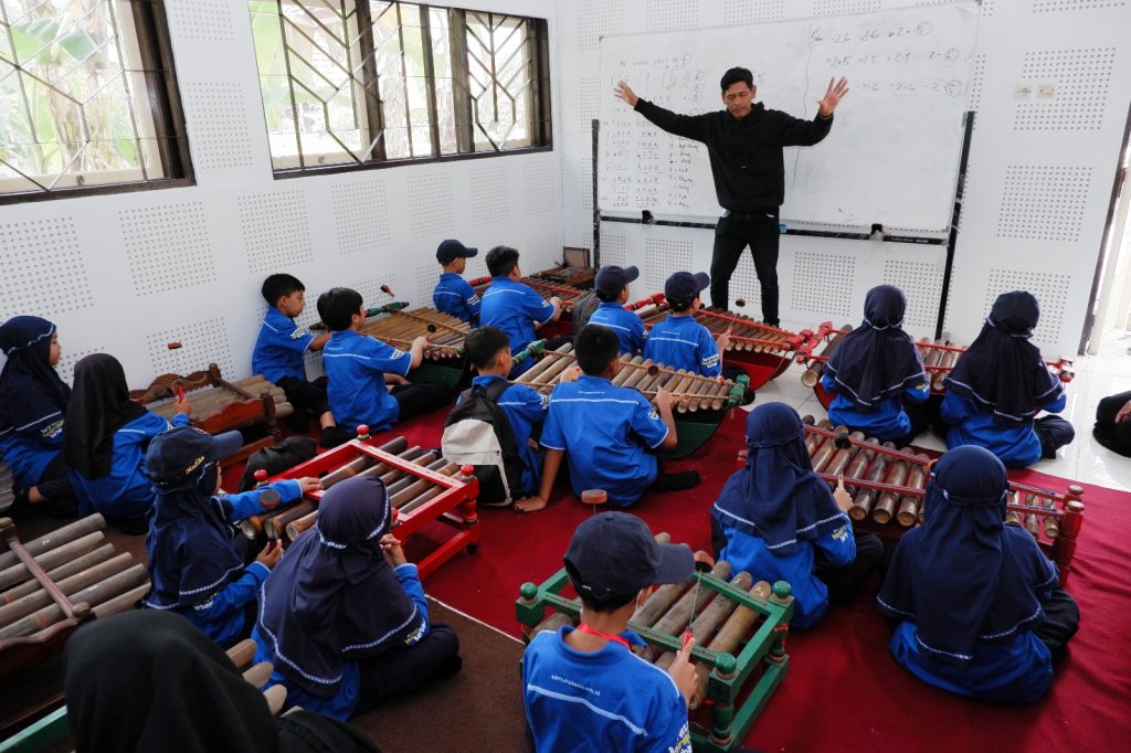 Murid Kelas IV SD Muhammadiyah PK Solo Belajar Etnomusikologi di ISI Surakarta