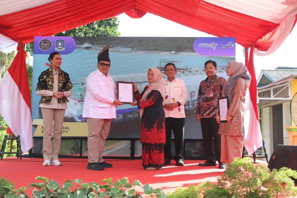 Kepala BPJPH Serahkan Sertifikat Halal di Desa Wisata Pulau Penyengat, Jadikan Halal sebagai Mesin Pertumbuhan Ekonomi