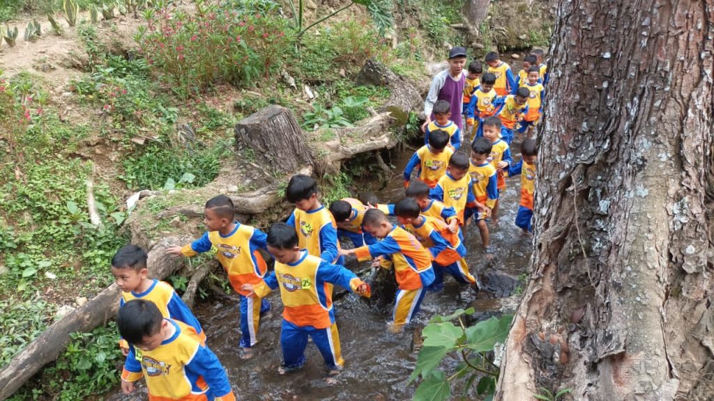 Murid Kelas I SD Muhammadiyah PK Solo Belajar Teknologi Pangan di Agrowisata Amanah