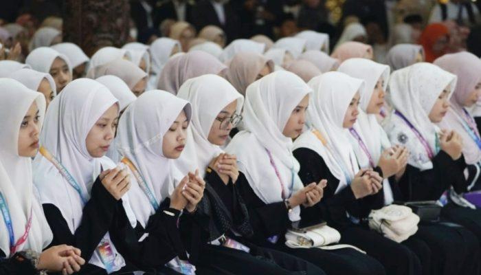 Malam Bakti Santri,Menag Berdo’a Bersama 4.000 Santri untuk Korban Pesantren Al Khoziny