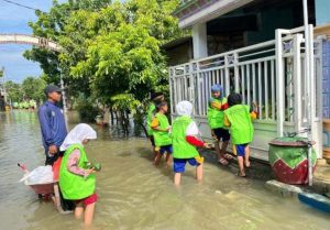 Siswa SD Muhammadiyah 1 Menganti Gresik Berikan Donasi Ringankan Korban Banjir