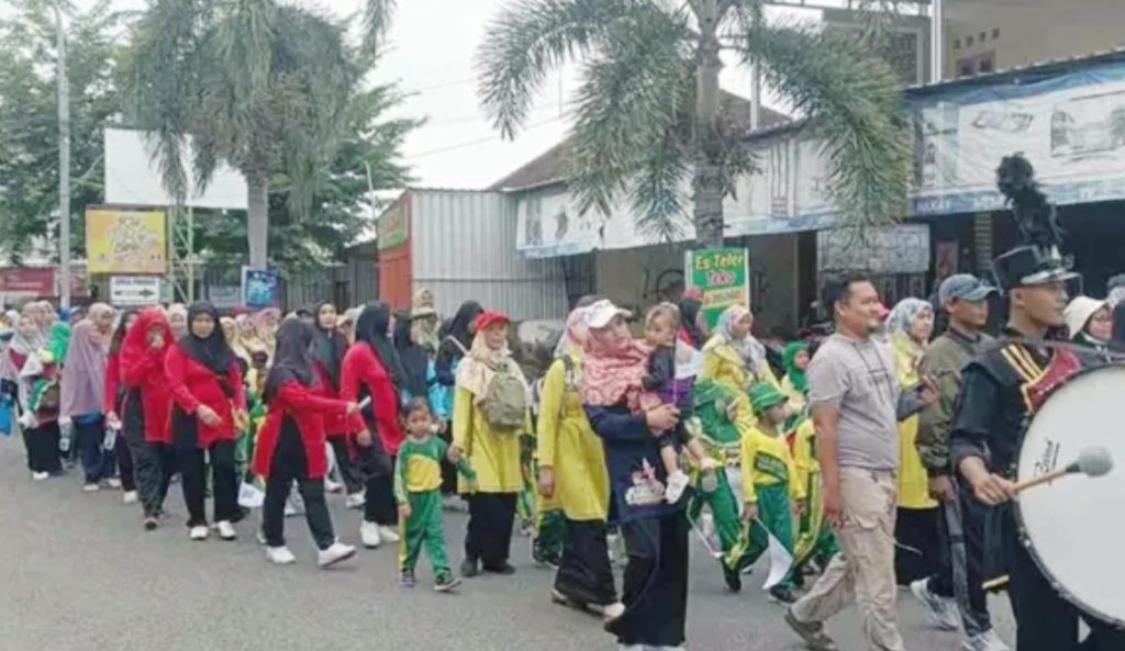 Langkah Sehat, Hati Bahagia: Aisyiyah Cabang Laren Meriahkan Jalan Sehat Milad ke-113 Muhammadiyah