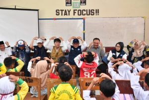 Mendikdasmen Abdul Mu’ti Turun ke Tenda Darurat, Ikut Kelas Psikososial Murid Terdampak Banjir