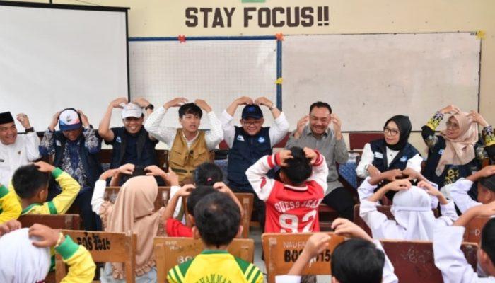 Mendikdasmen Abdul Mu’ti Turun ke Tenda Darurat, Ikut Kelas Psikososial Murid Terdampak Banjir