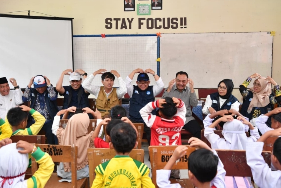 Mendikdasmen Abdul Mu’ti Turun ke Tenda Darurat, Ikut Kelas Psikososial Murid Terdampak Banjir