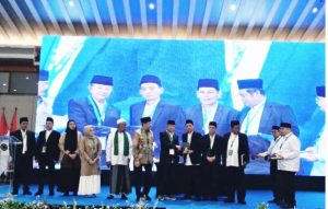 Buya Sekjen Berikan Buku ‘50 Tahun Perkhidmatan MUI’ Saat Orientasi Pengurus 2025-2030