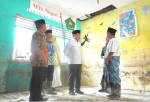 Kemenag Bantu Sewa Alat Berat Bersihkan MTsN 4 Tapsel, Wamenag Minta Data Semua Sarpras Terdampak