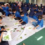 Murid Kelas II SD Muhammadiyah PK Solo Praktik Ecoprint Teknik Pukul
